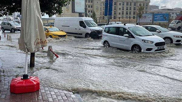 "Ne kadar önden hazırlıklarımızı netleştirir tamamlarsak bizi üzen haberler almayız. Meteoroloji kurumunun yaptığı açıklamalara göre görünüyor ki saat 22 civarında İstanbul'da etkili bir yağış yaşanacak.”