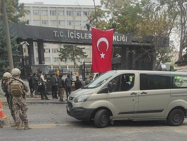 Olay yeri incelemeden sonra İçişleri Bakanlığı Emniyet Genel Müdürlüğü, saldırının gerçekleştiği giriş kapısı önüne Türk bayrağı astı.