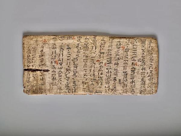 1. 4000 yıllık, tarihin en eski başarısız testi. Antik Mısırdaki bir öğrencinin yazı tablosu ve üzerindeki öğretmen tarafından kırmızı yazıyla yazılmış düzeltmeler. (M.Ö 1981-1802)