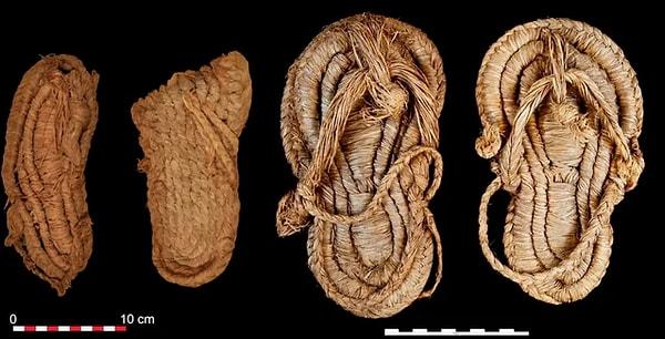 3. M.Ö 7500-5000 yıllarından kalma olduğu düşünülen ve muhtemelen dünyanın en eski ayakkabılarından olan bu sandaletler İspanya'daki önemli bir neolitik arkeoloji kazı alanında keşfedildi.
