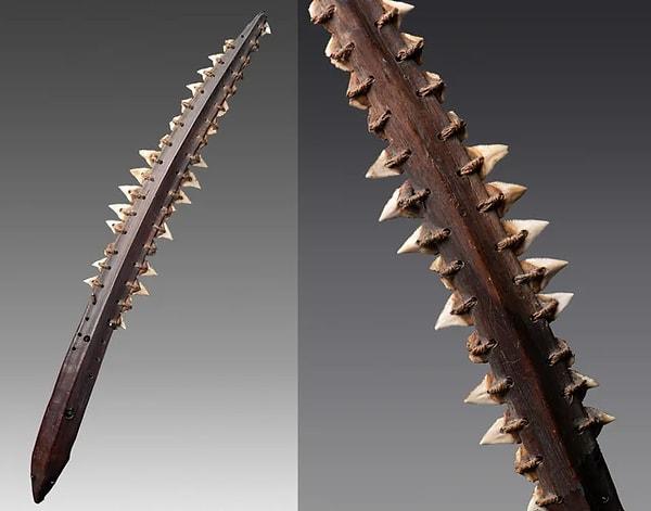 4. 19. Yüzyıldan kalma timsah dişleriyle işlenmiş tahtadan hançer.