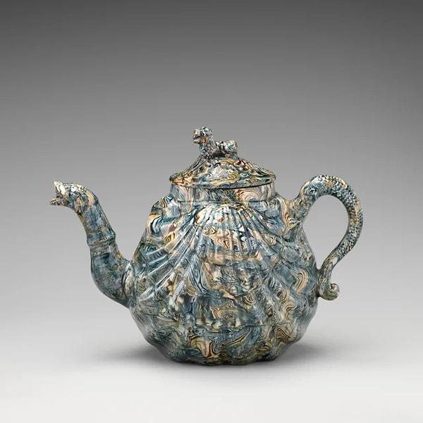 12. 1750'li yıllardan kalma bir İngiliz çaydanlık.