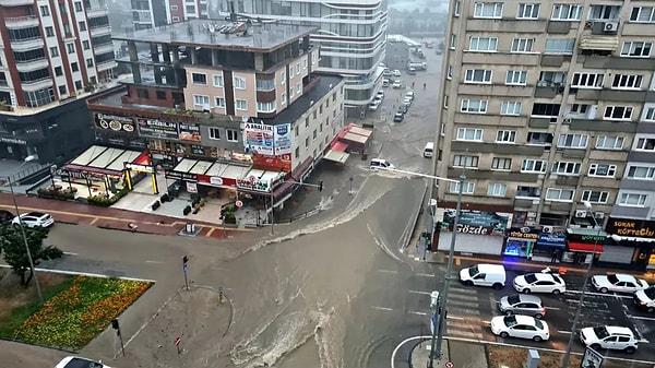 Samsun'da şiddetli yağış nedeniyle eğitim öğretime 1 gün ara verildiği bildirildi.