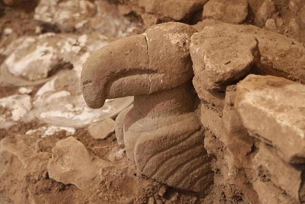 Şanlıurfa’da yapılan Göbeklitepe ve Karahantepe kazı çalışmalarında Göbeklitepe'de kireç taşından yapılmış ve gerçek boyutlu bir yaban domuzu heykeli, Karahantepe'de de 2,3 metre yüksekliğinde insan heykeli bulundu.