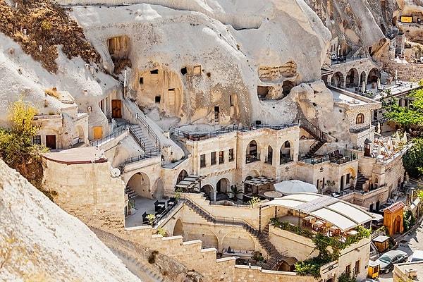 Nevşehir'de bulunan Kapadokya, UNESCO Dünya Mirası listesinde yer alan eşsiz güzelliklerinden sadece bir tane. Bölge, her yıl milyonlarca insan ağırlıyor ve güzelliğiyle hayran bırakıyor.