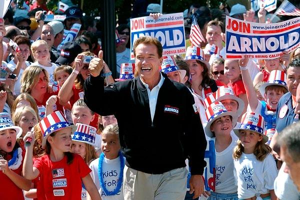 ... ve politikacı da. Hayatını yakından takip edenler bilir; Schwarzenegger, 2003-11 yılları arasında California Eyaleti Valisi olarak görev yaparak siyaset dünyasına da adını yazdırmıştı.