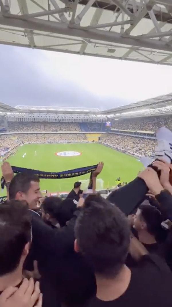Fenerbahçe ile özdeşleşen "Samanyolu" şarkısıyla atkı şov yapan taraftarlar görsel bir şölen sunarken, içlerinden birisi ise yüzleri gülümsetti.