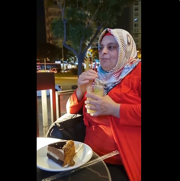 Gün sonunu güzel bir tatlı ve limonata eşliğinde taçlandırdıktan sonra annesi oğluna teşekkürü de eksik etmedi.