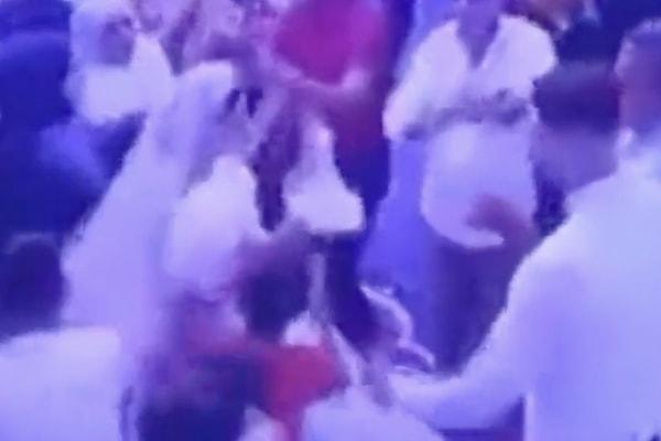 Adana'da gerçekleşen bir düğünde tepki çeken bir olay yaşandı.