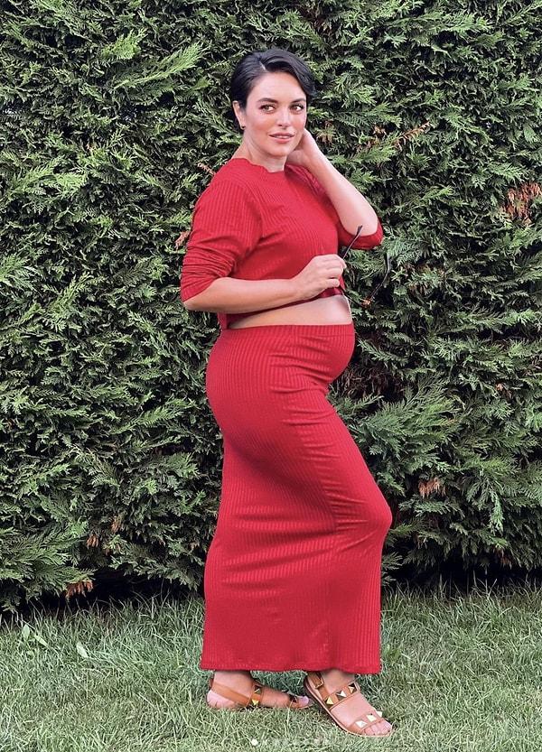 Yedinci ayında olan Ezgi Mola'nın hamile pozları, hamilelikle ilgili serzenişleri de çok konuşuluyor ve merak ediliyor tabii.
