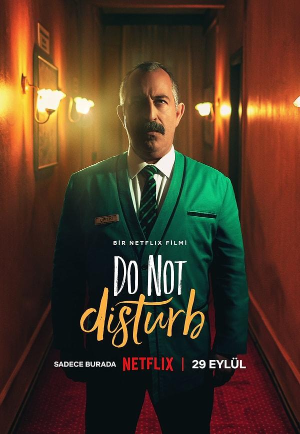 Herkesin merakla beklediği Cem Yılmaz'ın  yeni filmi "Do Not Disturb" filmi 29 Eylül'de Neflix'te yayınlandı. Film, COVID-19 pandemisi nedeniyle işsiz kalan Ayzek'in, bir otelde gece vardiyasında iş bulmasının ardından yaşadığı trajikomik olayları konu alıyor.