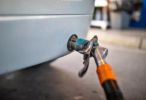 Benzin ve motorine göre daha ucuz olduğu birçok araç sahibi tarafından tercih edilen LPG'ye 69 kuruşluk zam bugün itibarıyla tabelaya yansıdı.