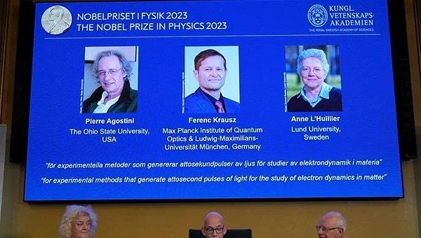 Pierre Agostini, Ferenc Krausz ve Anne L'Huillier'in "maddedeki elektron dinamiklerini incelemek için attosaniye ışık darbeleri üreten deneysel yöntemler" ile 2023 Nobel Fizik Ödülü'ne layık görüldü.