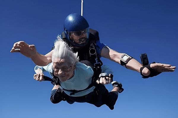 "Yaş sadece bir sayıdır" diyen Hoffner, Mayıs 2022'de İsveç'te 103 yaşındaki Linnea Ingegard Larsson tarafından kırılan Guinness "paraşütle atlama" rekorunu elinden aldı.