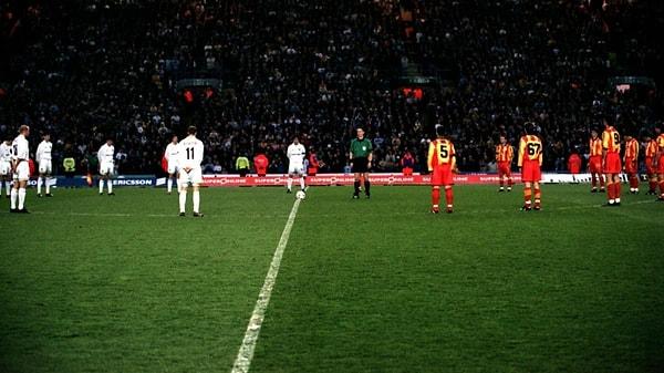 Leeds'deki rövanş maçına tıklım tıklım dolu tribünler önünde adeta can korkusuyla çıkan Galatasaray, müthiş bir baskı altında mücadele etti.