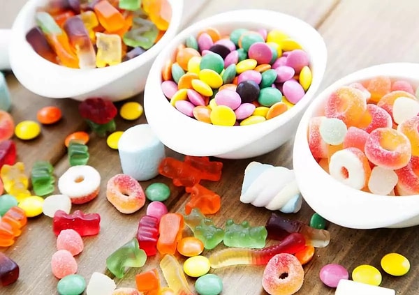 CNN'in haberine göre, 7 ila 12 yaşlarındaki en az 60 ilkokul öğrencisi, kenevirden elde edilen uyuşturucu madde içeren şekeri bilmeden tüketti.
