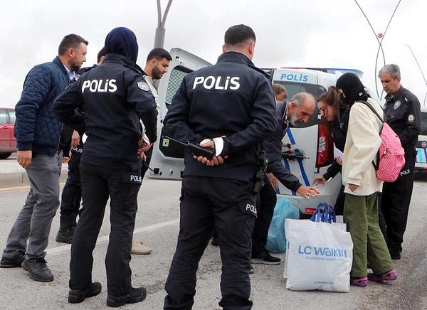 Aramalar sürerken polis telsizinden kadının Barış Pınarı Köprüsü üzerinde görüldüğü anonsu geldi. Tüm ekipler kısa sürede bölgeye giderek kadının etrafını sardı ve dikkatli bir şekilde yanına yaklaştı.