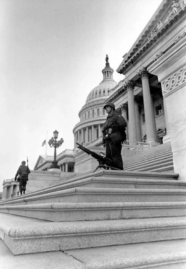 2. Martin Luther King'in suikastından sonra isyancıları caydırmak için M60 makinalı tüfekleriyle Amerikan kongre binası önünde duran askerler. (Nisan 1968)
