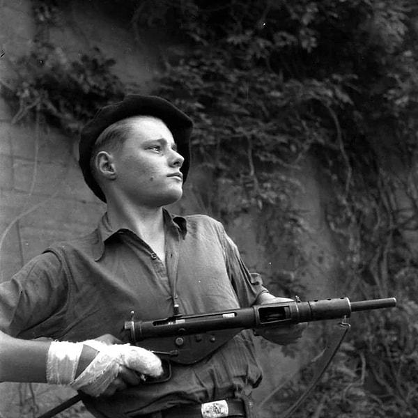 8. Genç Fransız direniş askeri Sten silahıyla poz verirken. (1944)