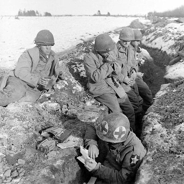 15. Belçika'da siperlerde Noel'i kutlayan Amerikan askerleri. (Aralık 1944)