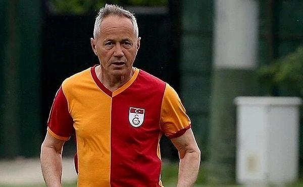 Galatasaray'ın efsane futbolcusu Cevad Prekazi'nin Kopaonik'in eteklerinde bulunan evinde beyin kanaması sonucu felç geçirdiği öğrenildi. Yıldız futbolcunun durumunun stabil olduğu belirtildi.