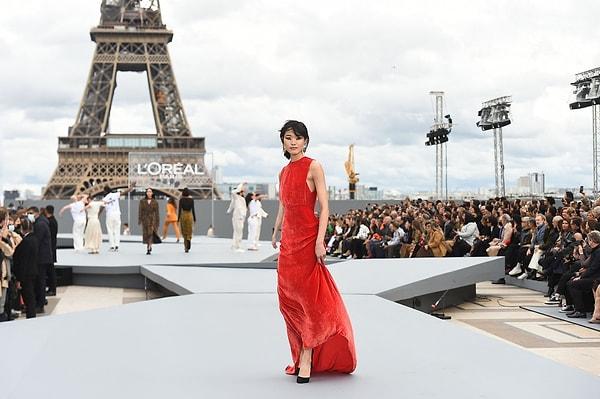 Dünyanın en ünlü moda şovu olan Paris Fashion Week 25 Eylül ve 3 Ekim arasında Paris'te yapıldı.