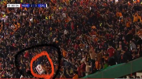 Old Trafford'da Galatasaray'a galibiyeti getiren üçüncü golün ardından çılgınca sevinen deplasman tribününde bir bayrak dikkatleri çekti.