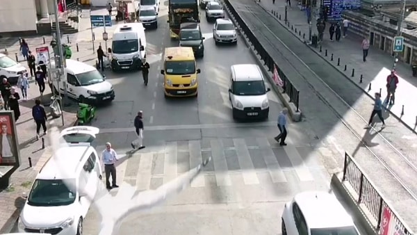 Polis ekiplerinin Kadıköy Söğütlü Çeşme Caddesi üzerinde dron destekli gerçekleştirdiği yaya geçidi denetimi yine ilginç görüntüler ortaya çıkardı.