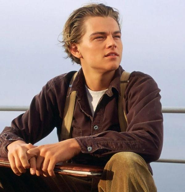 Şimdi ise Jack'i canlandıran Leonardo DiCaprio'nun giydiği keten pantolonlar ve askıları, beyaz bir yakasız gömlek ve kül rengi bir yelek alıcısını bekliyor!