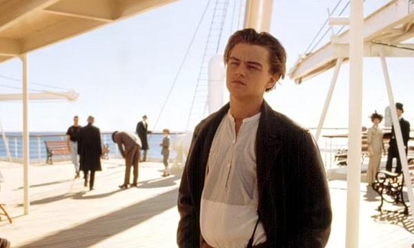 Oyuncunun giydiği yeleğin iç kısmında  terzi Dominic Gherardi'nin adını taşıyan ve 'Bay Leonardo DiCaprio' yazan bir etiket yer alıyor.