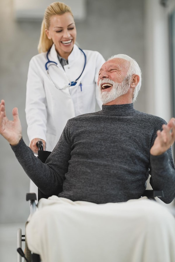 8. "Genç değilim, sırtım ağrıyordu. Doktor "Hayat senin için böyle. Uzunsun." dedi."