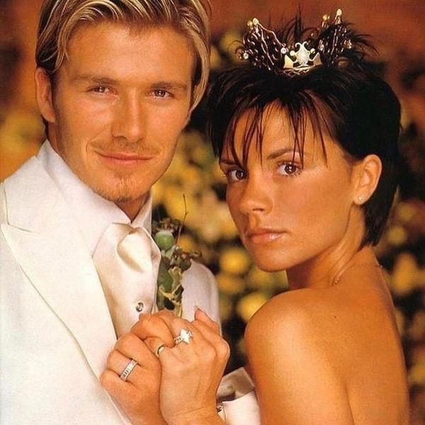 Beckham çiftinin ilişkisi pek alışık olduğumuz türden değil evet. Öyle ki David Beckham karısını hediyelere boğuyor, o da yetmiyor evlerine açık hava tuvaleti yaptırıyor.