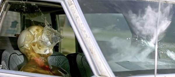 Kurşunun, modelin kafatasını parçaladıktan sonra arabanın arka camını da kırdığı görüldü.