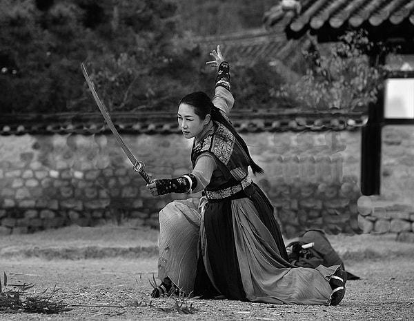 Tüm samuraylardan okçuluk ve binicilik konusunda yeterlilik beklenirken, kadın samuraylar ev savunması için tanto ve Naginata gibi silahlarla antrenman yaparlardı.