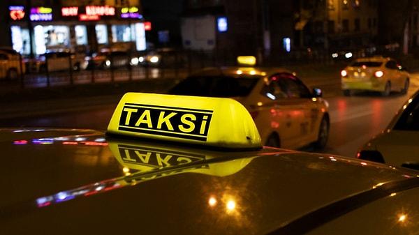 Yeni yılın gelmesiyle birlikte İstanbul'da taksiciler taksimetre fiyatlarını güncellemeye başladı.