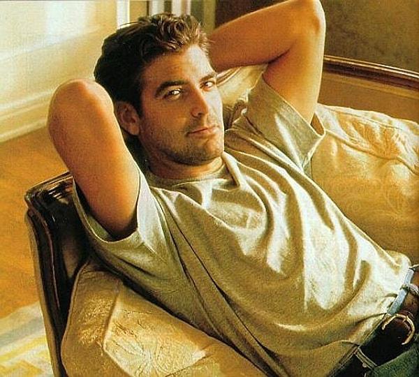 2. George Clooney'nin bu kadar mükemmel göründüğünü biliyor muydunuz? Ben bilmiyordum da.
