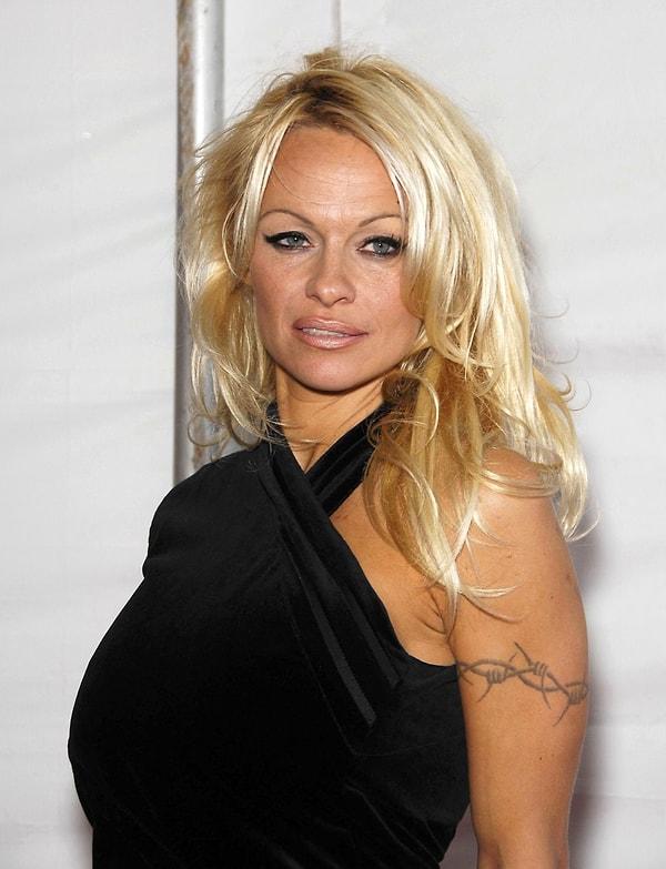 3. Pamela Anderson'ın lise anılarını canlandıran tel dövmesi.