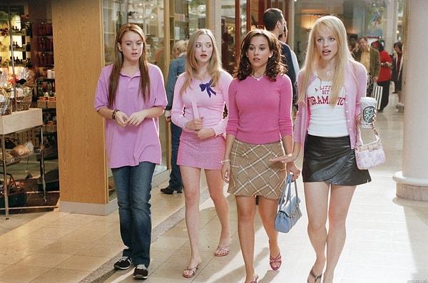 2. Henüz ünlü olmamış Lindsay Lohan’ı başrolde izlediğimiz “Mean Girls” ise yeni bir okula transfer olan Cady’nin Gretchen, Karen ve Regina’dan oluşan popüler kız grubuyla tanışmasını anlatıyor.