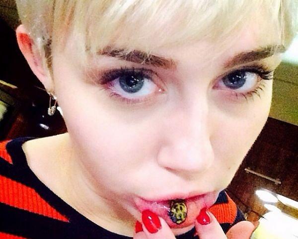 11. Miley Cyrus'ın iç ürperten dudak içi dövmesi!