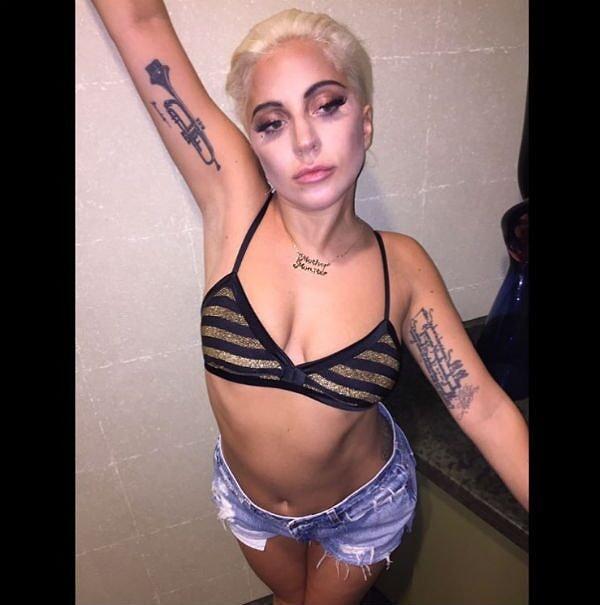 15. Ve son olarak... Lady Gaga'nın iki koluna da yaptırdığı sembolik dövmeler!