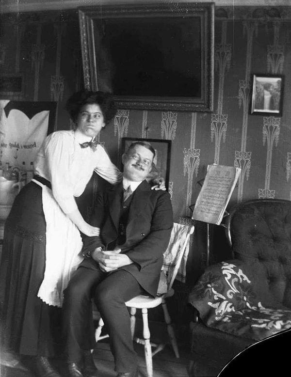 7. 1900'ler İsveç'inde bir kadın ve erkek fotoğraf için komik suratlar yapıyor... 🥰