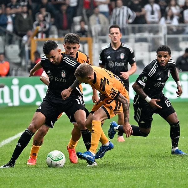 İlk yarım saat pozisyon konusunda kısır bir maç olan Beşiktaş-Lugano karşılaşmasında sessizliği 38. dakikada Aboubakar bozdu. Aboubakar'ın golüyle siyah-beyazlılar devreyi 1-0 önde tamamladı.