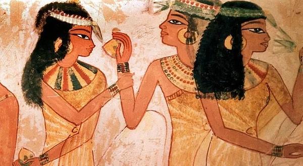 Eski Mısırlılar parfümü MÖ 3000 gibi erken bir tarihte farklı amaçlar için kullanmaya başladılar.