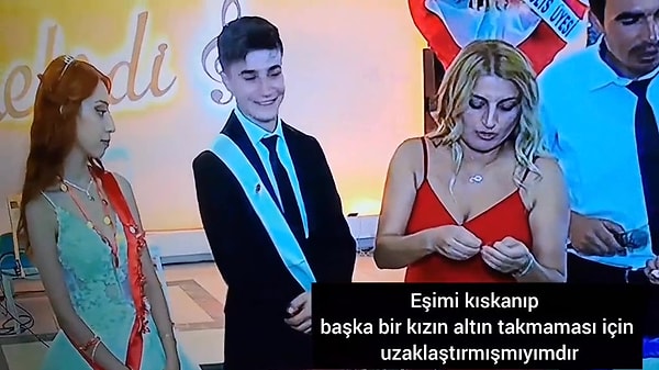 "Eşimi kıskanıp başka bir kızın altın takmaması için uzaklaştırmış mıyımdır?" diyerek o anları paylaşan gelinin videosu ise viral oldu.