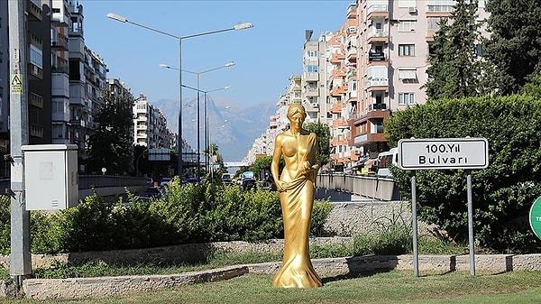 İptal kararının ardından festival için kent merkezine ve üst geçitlere yerleştirilen afişler ve festivalin simgesi haline gelen Venüs heykelleri toplatılmıştı.