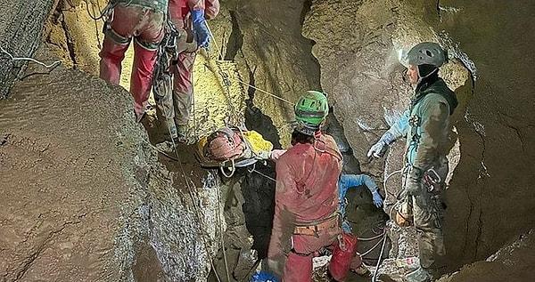 ''Hatırlayacaksınız, birkaç hafta önce ABD’li bir mağaracı, Mersin yakınlarında bir mağarada -1000 metre derinlikte mide kanaması geçirmiş ve 11 gün süren kapsamlı bir kurtarma operasyonuyla güçlükle yüzeye çıkarılmıştı.Ve ölümle burun buruna 11 gün geçiren Amerikalı mağaracı Mark Dickey’in yüzeye çıktıktan sonraki ilk lafı “İyileşince gelip bir daha bu mağaraya ineceğim” olmuştu.''