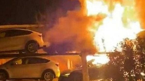 İstanbul, Tuzla'da Arıfat Caddesi üzerinde Tesla araç yüklü bir tır, bugün gece saat 02.15 sıralarında alev alev yanmaya başladı.