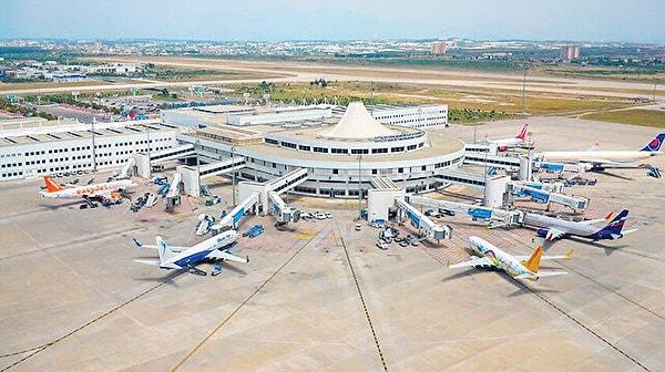 Turizm cennetti Antalya’da, havaalanındaki elektrik sistemlerinde yaşanan sorun nedeniyle uçuşlar ilk önce saat 13.00’e kadar durdurulmuştu.