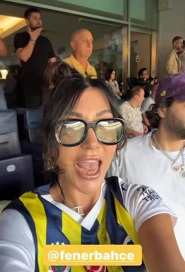 Fenerbahçeli Hande Yener, Sibel Arna’nın yeni YouTube programı “Ne Olursan Ol, Rahat Ol”a katıldı.