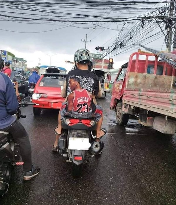 7. Motorun üstünde iki kişi varmış gibi.😱